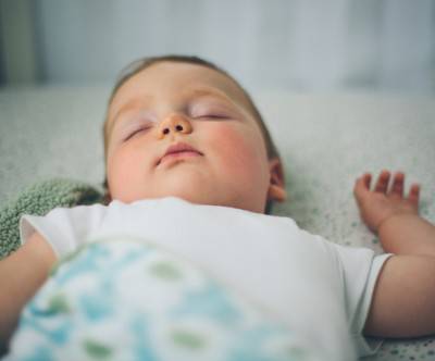 photo-baby-boy-sleep-bed-cute