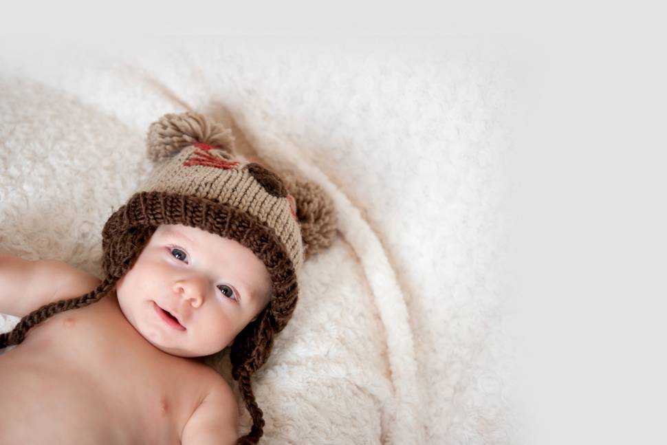 ねずみのニット帽を被った赤ちゃんの写真