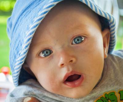 驚いた顔の赤ん坊を撮影した可愛い写真