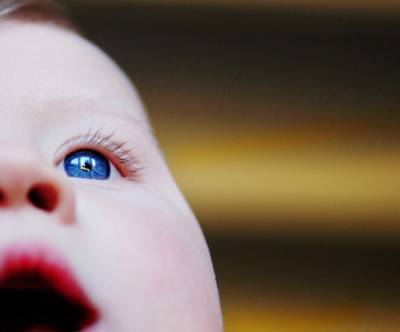 驚きの表情の赤ちゃんのクローズアップの写真