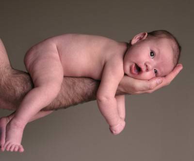 photo-baby-father-arm-naked