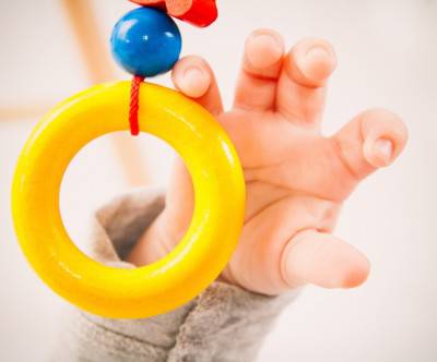 photo-baby-hand-grab-toy