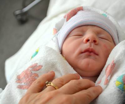 生まれたばかりの新生児の赤ちゃんの写真