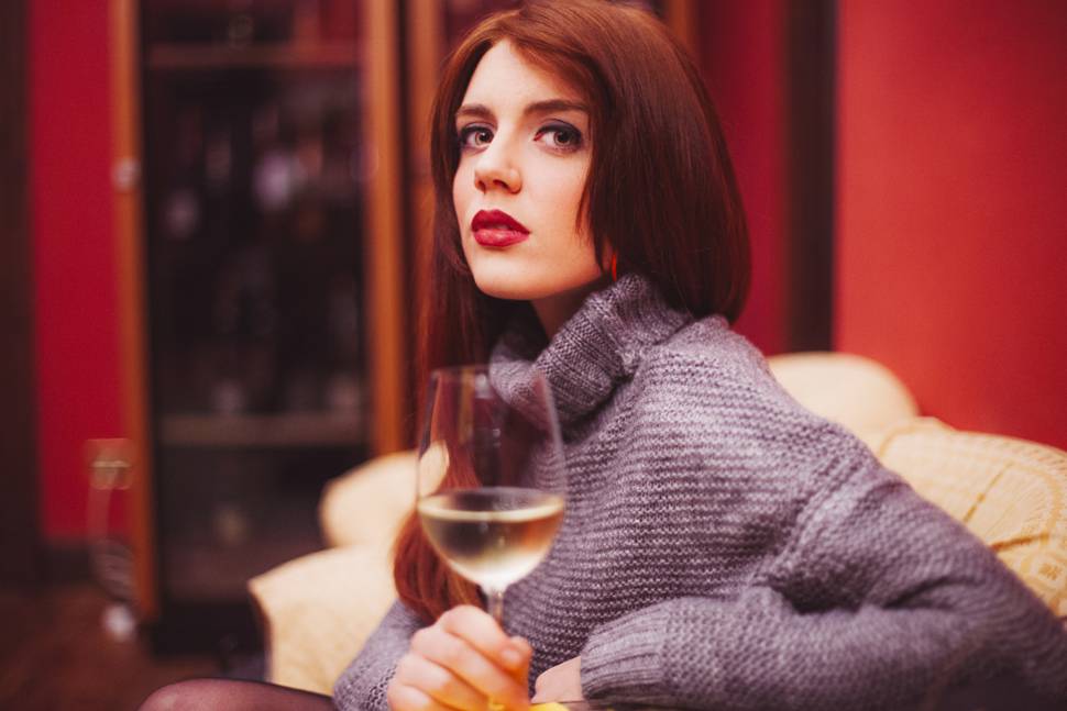白ワインのグラスを持つ美しい女性の写真