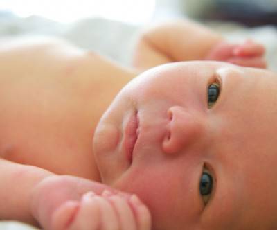 生まれたての赤ちゃんの表情を撮影した写真