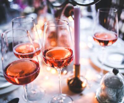 photo-glasses-rose-wine-dinner-table