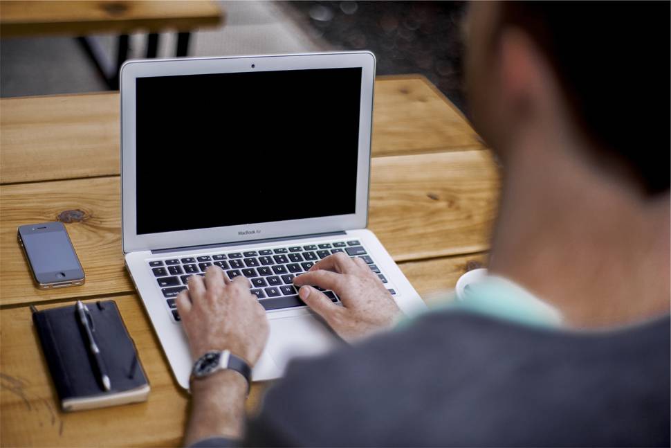 Macbookを使う男性の手元のお洒落な写真