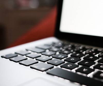 photo-macbook-laptop-keyboard-closeup