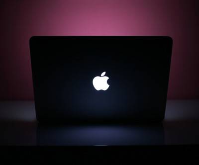 暗い部屋のMacBookのカッコイイ写真