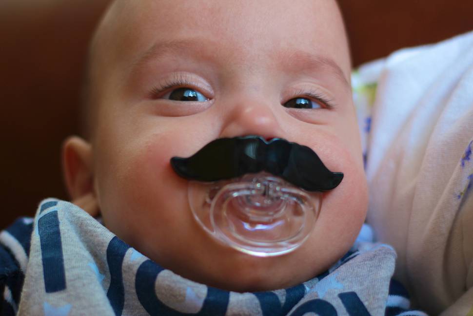 髭のおしゃれぶりをした赤ちゃんの写真