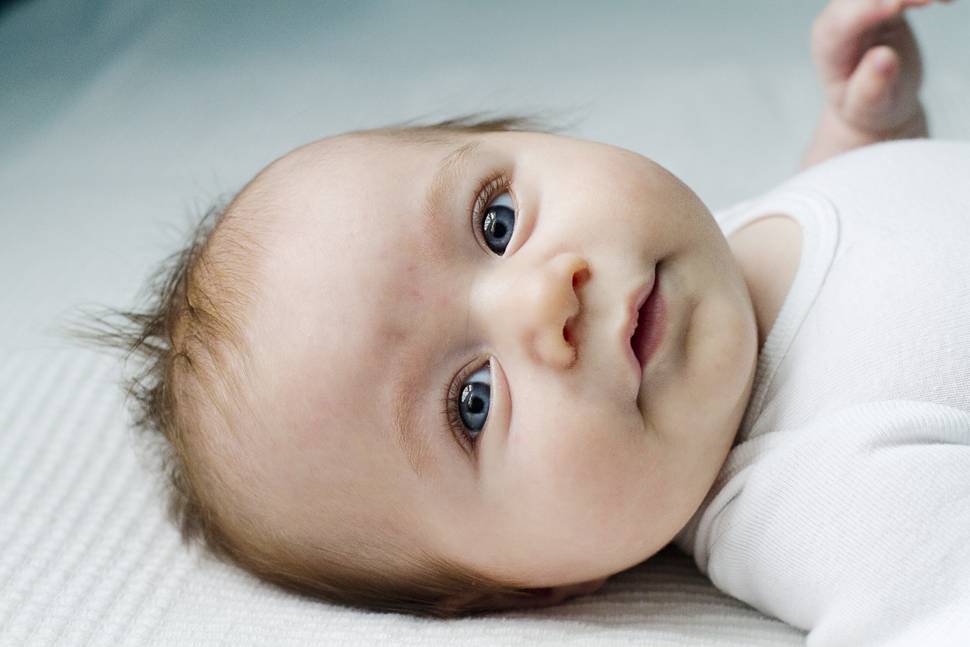 澄んだブルーの瞳の赤ちゃんの綺麗な写真