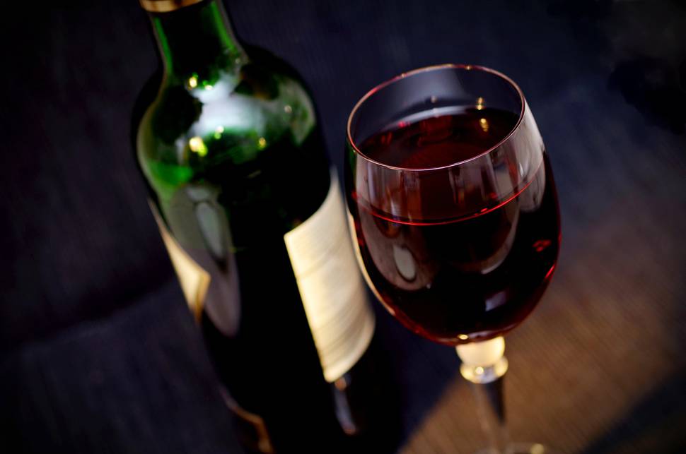 グラスにたっぷり注がれた赤ワインの写真