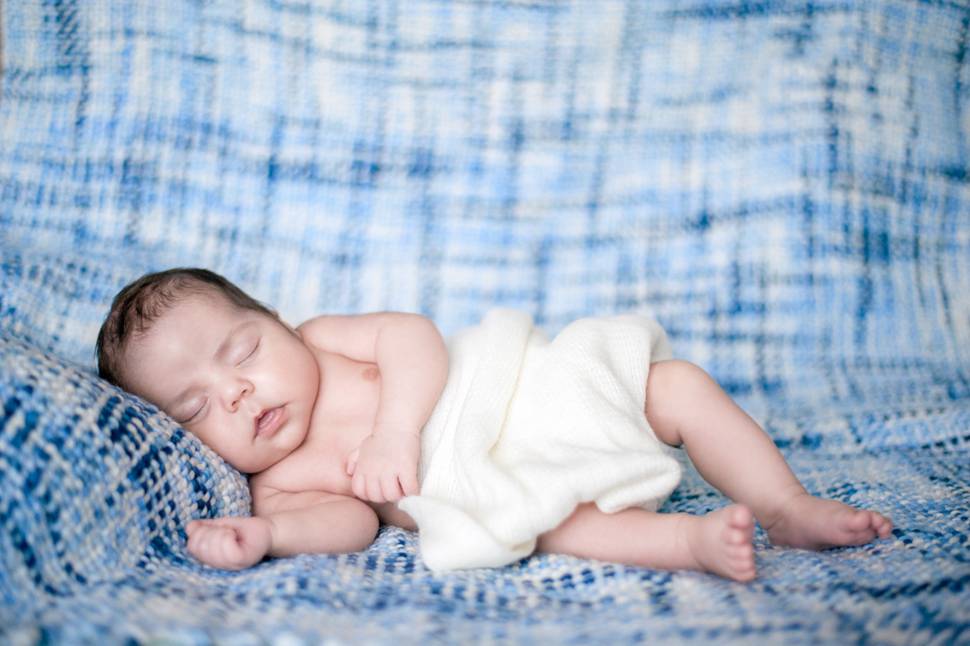 ぐっすりと熟睡する赤ちゃんの綺麗な写真