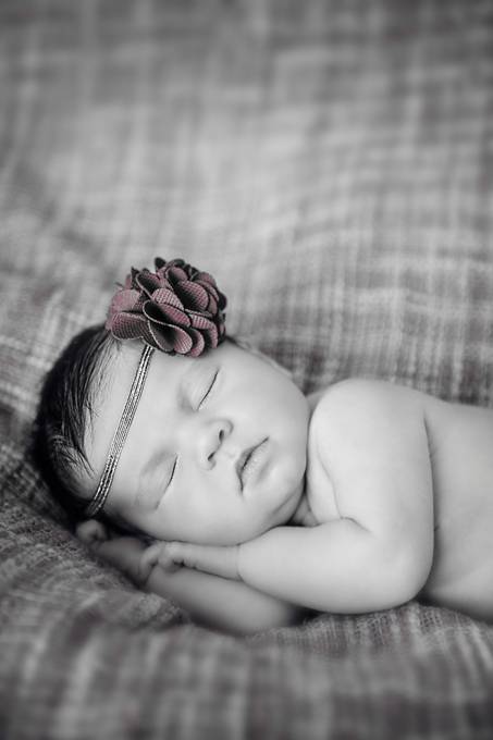 花飾りのヘアバンドをした赤ちゃんの写真