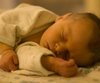 病院で眠るパジャマ姿の赤ちゃんの写真