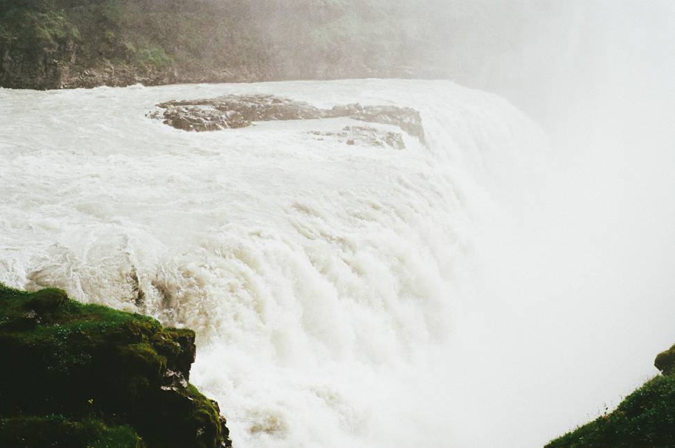 激しい水流の滝を撮影したクールな写真
