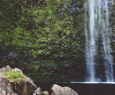 photo-waterfall-rock-green-moss
