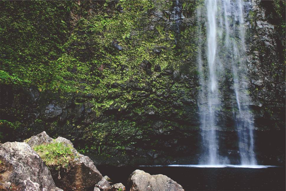 滝をレトロな色調で撮影したクールな写真