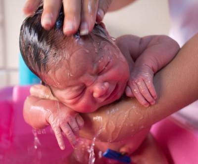 初めてのお風呂で泣く赤ちゃんの可愛い写真