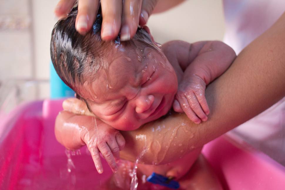 初めてのお風呂で泣く赤ちゃんの可愛い写真