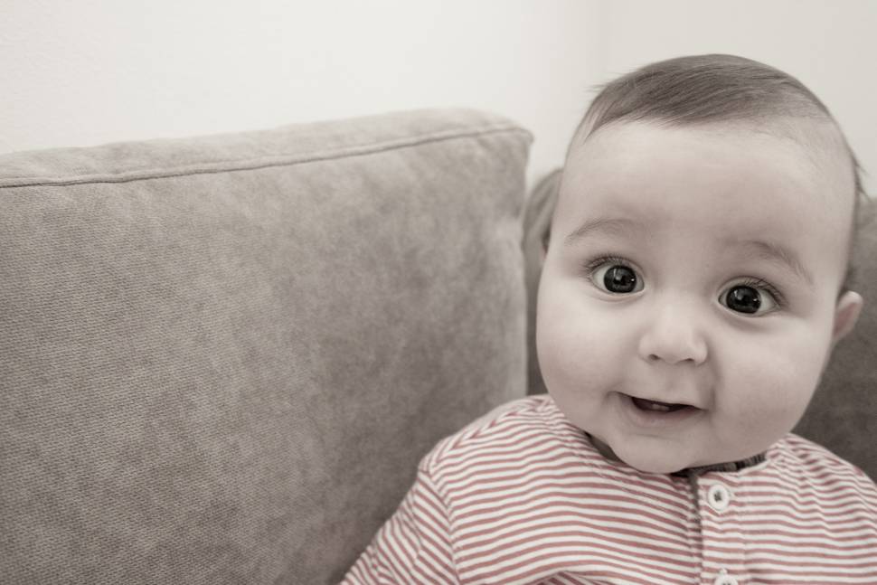 おどけた表情の赤ちゃんを撮影した可愛い写真