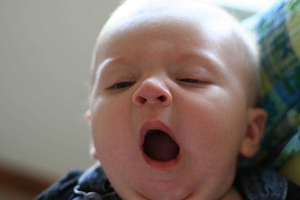 大あくびをする赤ちゃんのカワイイ写真