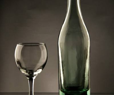 ワイングラスとボトルをスタジオで撮影した写真