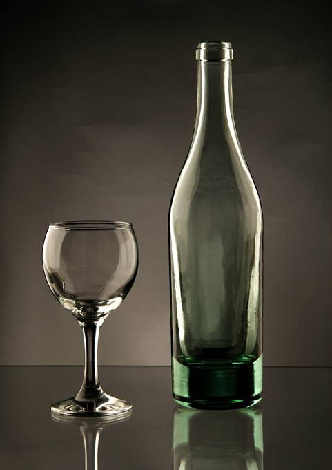 ワイングラスとボトルをスタジオで撮影した写真