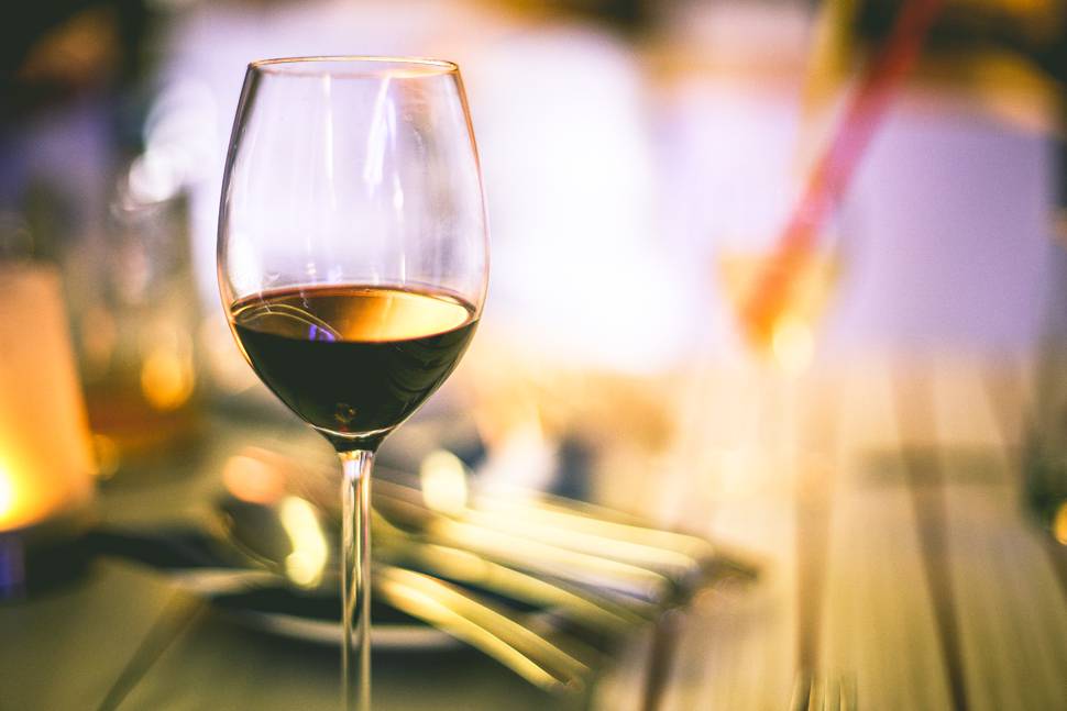 テーブルの上の赤ワインの綺麗なボケの写真