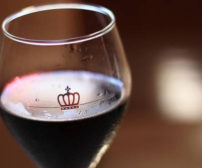 赤ワインの入ったグラスのクローズアップの写真