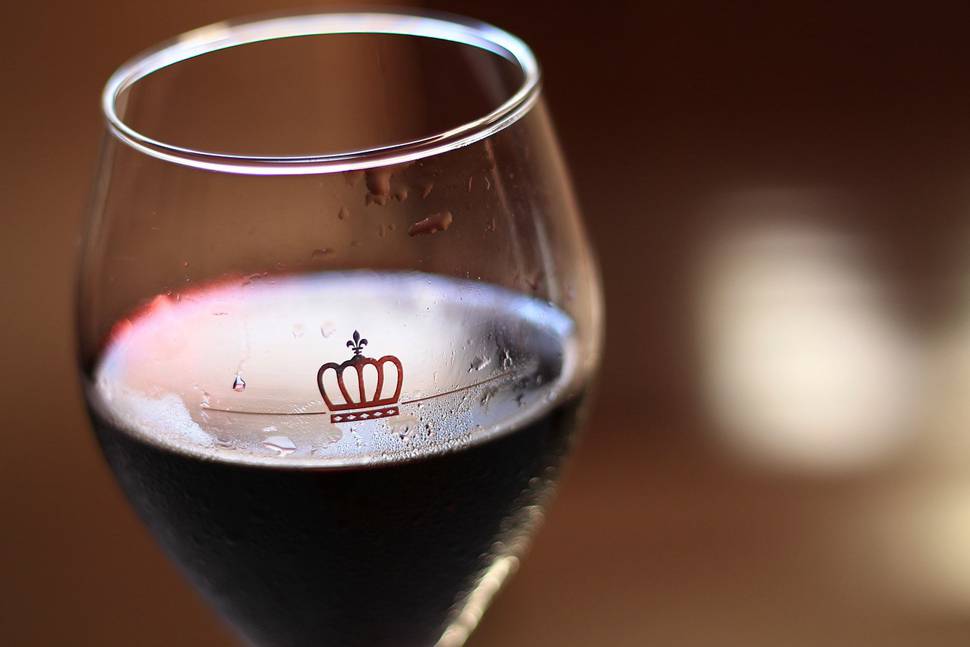 赤ワインの入ったグラスのクローズアップの写真