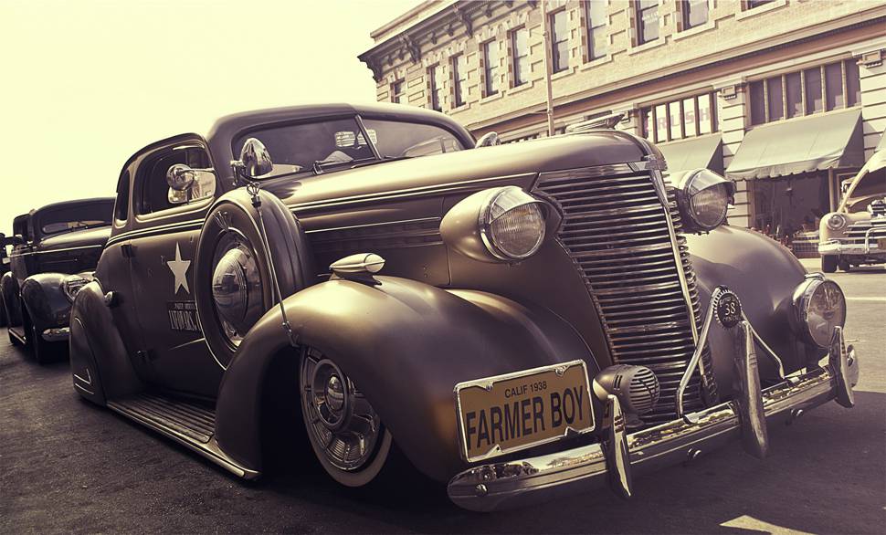 古めかしいデザインのオールドカーの写真