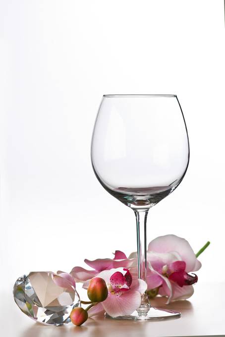 ワイングラスと花と宝石の綺麗な写真