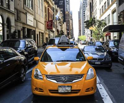 道路のオレンジ色のタクシーを撮影した斜視