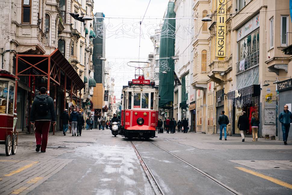 イスタンブールの路面電車の走る町並みの写真