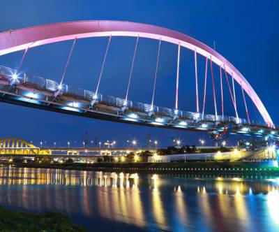 ライトアップされた橋の色鮮やかで美しい写真