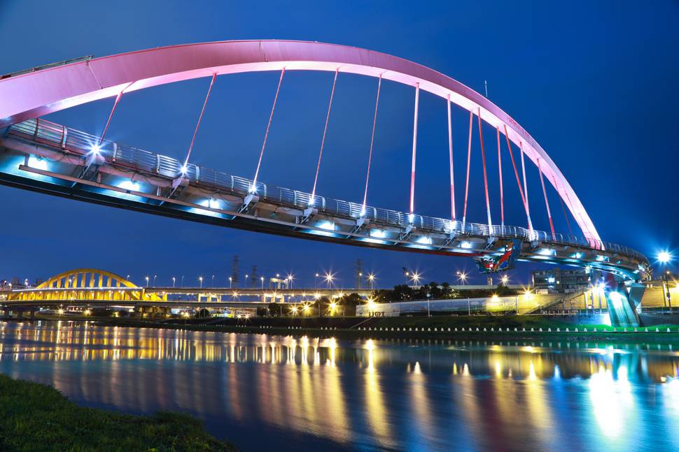 ライトアップされた橋の色鮮やかで美しい写真