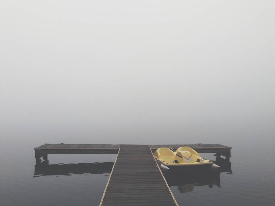 霧で霞んだ湖の桟橋を撮影した美しい写真