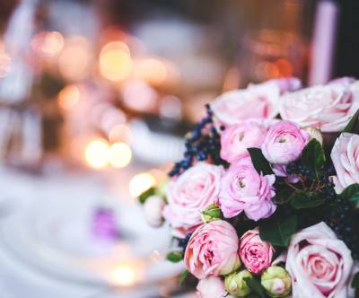 バラのブーケで飾ったディナーテーブルの写真