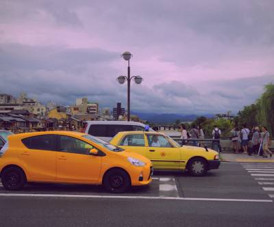 photo-taxi-yellow-town-pedestrian-crossing