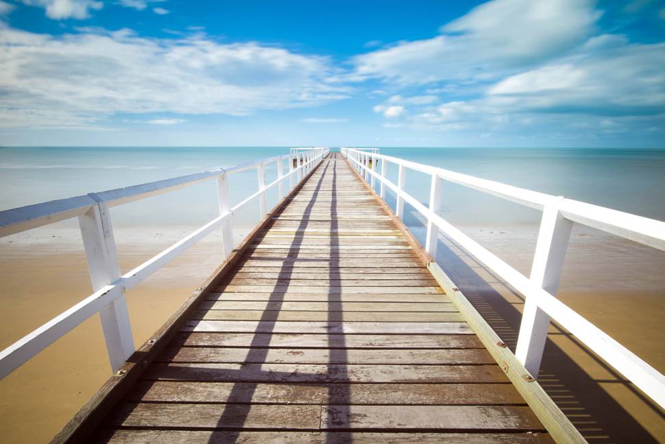青い海と空と白い桟橋を撮影した爽やかな写真