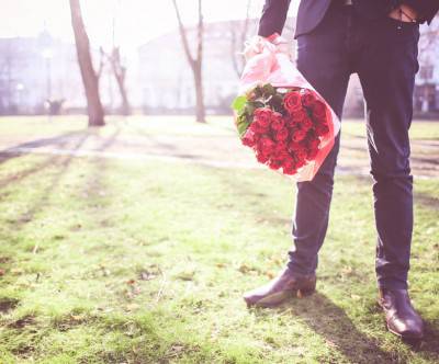photo-man-with-roses-waiting-for-his-lady