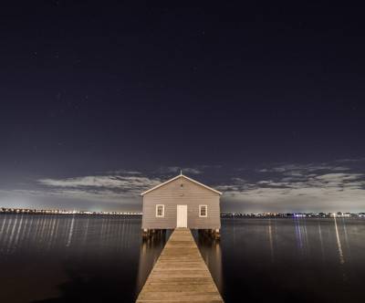 夜景と小屋に続く桟橋の綺麗な写真