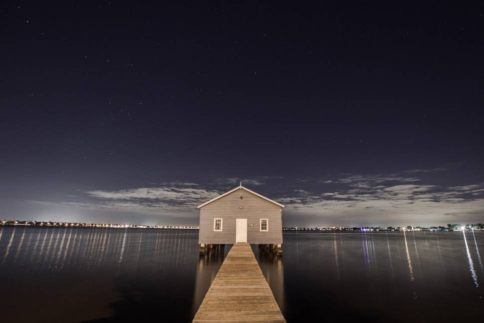 夜景と小屋に続く桟橋の綺麗な写真